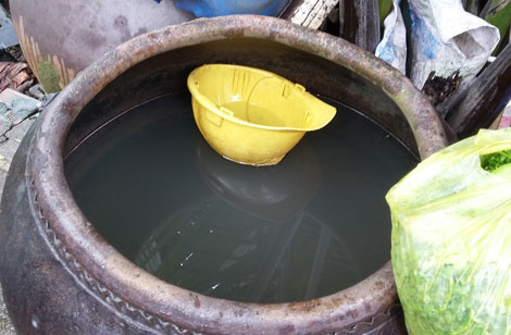 Chứa nước vào chum vại không đảm bảo vệ sinh