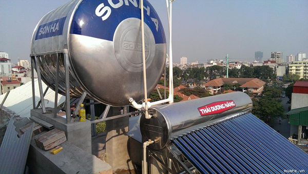 Logo bồn nước Sơn Hà được in nổi trên mặt bồn