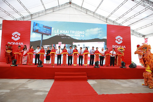 Cắt băng khai trương nhà máy Sơn Hà Nghệ An