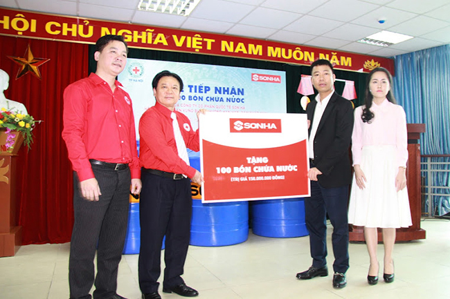 Trao tặng 100 bồn nước Sơn Hà cho người dân vùng hạn hán, ngập mặn
